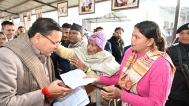 सीएम धामी ने खटीमा में जनप्रतिनिधियों व जनता से मुलाकात कर सुनी जनसमस्याएं ,  अधिकारियों को दिए समाधान करने के निर्देश 