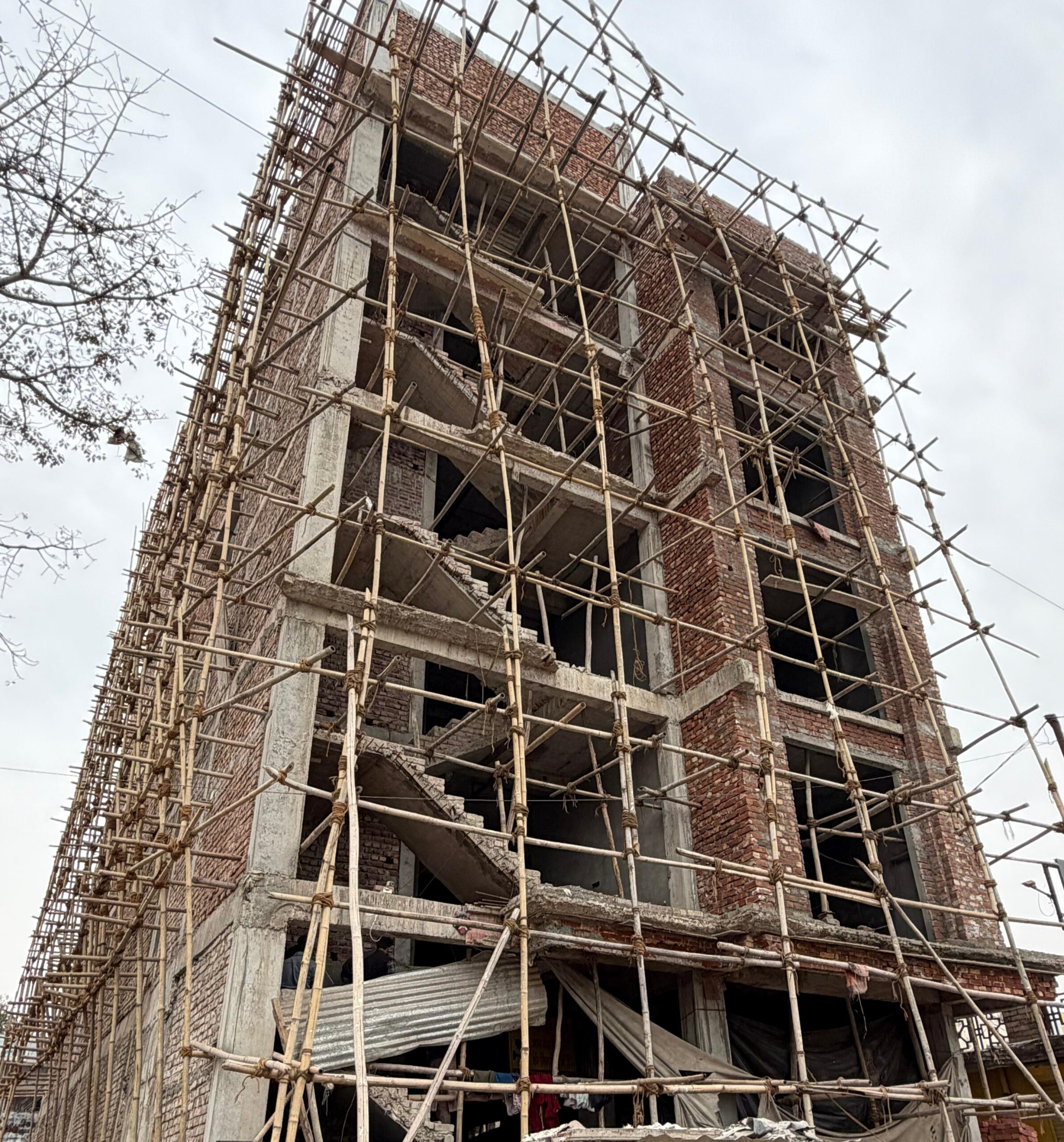 अवैध निर्माणों पर मसूरी देहरादून विकास प्राधिकरण की सख्त कार्रवाई जारी –  एमडीडीए ने ऋषिकेश में किया बहुमंजिला भवन सील