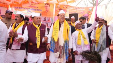 लोहाघाट होली रंग महोत्सव में शामिल हुए मुख्यमंत्री धामी, जनसमुदाय संग साझा की उत्सव की खुशियां, गायन में हुए शामिल