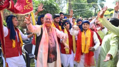 कैबिनेट मंत्री जोशी के आवास पर पूरे उत्साह के साथ मना होली मिलन समारोह,कुमाऊँनी और गढ़वाल के राठ होलियारों ने बिखेरे होली के रंग