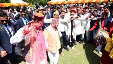 लोक गीतों की धुनों के बीच सीएम आवास में निखरे होली के रंग,मुख्यमंत्री धामी खुद लोक कलाकारों के साथ थिरकने को हुए मजबूर