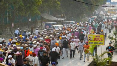 आस्था – 94 फीट ऊंचे नए ध्वजदण्ड को कंधों पर उठाकर श्री दरबार साहिब पहुंची संगतें, श्री गुरु राम राय महाराज व श्रीमहंत देवेन्द्र दास  महाराज के जयकारों से निहाल हुई संगतें