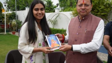 यूपीएससी में रैंक हासिल कर बेटियों ने बढ़ाया उत्तराखण्ड का मान : सीएम धामी ,पुस्तक,उपहार व शॉल भेंट कर किया सम्मानित