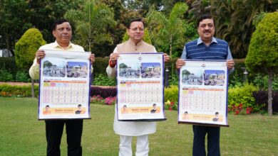 सूचना एवं लोक संपर्क विभाग की अभिनव पहल— मुख्यमंत्री धामी ने किया सनातन परंपरा पर आधारित पंचांग कैलेंडर का भव्य विमोचन, जमकर सराहा