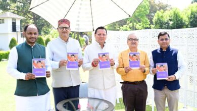 सीएम ने किया ‘‘उत्तराखण्ड़ की मिट्टी से-नायक से जन नायक पुष्कर सिंह धामी’’ पंचाग टेबल कैलेंडर का विमोचन