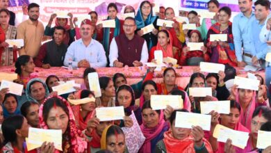 कैबिनेट मंत्री जोशी ने रिप परियोजना के तहत 74 आपदा प्रभावित उद्यम परिवारों को किए 93 लाख वितरित