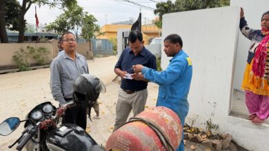 एलपीजी गैस कालाबाजारी पर जिला प्रशासन सख्त, दी हिदायत – केवल अनुबंधित वाहनों से हो गैस सिलेंडर की डिलीवरी