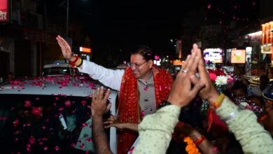 काशीपुर से सड़क मार्ग के जरिए खटीमा पहुंचे सीएम धामी,सड़कों पर उमड़ा जनसैलाब, बुलडोजर से भी हुआ भव्य स्वागत,  जनता ने जमकर लुटाया अपना स्नेह और प्यार 