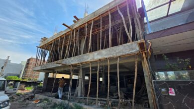 देहराखास में अवैध निर्माण पर एमडीडीए का शिकंजा, बिना मानचित्र बने भवन पर सीलिंग की कार्रवाई