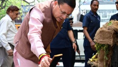 यह हुई ना बात – मुख्यमंत्री पुष्कर धामी शिकायतकर्ता से  ऑन द स्पॉट जाकर मिले, मौके पर की शिकायत की पड़ताल,अपने मोबाइल से अधिकारियों को दिखाई हकीकत , सुनाई खरी खरी