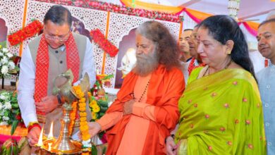 कथा में पहुंचे मुख्यमंत्री  धामी कहा – मानव को धर्म, ज्ञान और भक्ति के मार्ग पर अग्रसर करते हुए जीवन को सकारात्मक दिशा प्रदान करती है श्रीमद्भागवत