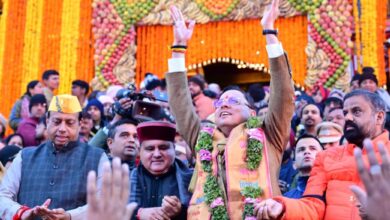 वैदिक मंत्रोच्चार के साथ खुले बद्रीनाथ धाम के कपाट,  आस्था और उल्लास से गूंजा धाम,मुख्यमंत्री  धामी ने कपाट उद्घाटन  पर प्रधानमंत्री मोदी के नाम से की पहली महाभिषेक पूजा