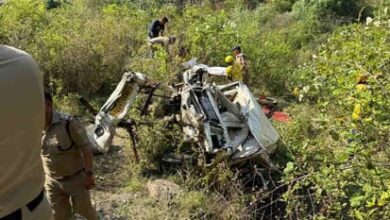 उत्तराखंड में बड़ा हादसा – जनपद टिहरी के चंबा-कोटी मार्ग पर वाहन खाई में गिरा, आठ की मौत मैक्स में सवार दो लोग घायल, सीएम धामी ने सड़क हादसे पर जताया गहरा दुख