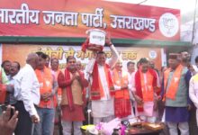 भाजपा मुख्यालय में मना बंगाल सहित तीन राज्यों की जीत का जश्न, सीएम धामी ने खिलाई झाल मुड़ी,मनाई होली दिवाली ,  बोले – जीत ने गंगोत्री से गंगासागर तक भारत को किया भगवामय 