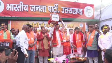 भाजपा मुख्यालय में मना बंगाल सहित तीन राज्यों की जीत का जश्न, सीएम धामी ने खिलाई झाल मुड़ी,मनाई होली दिवाली ,  बोले – जीत ने गंगोत्री से गंगासागर तक भारत को किया भगवामय 