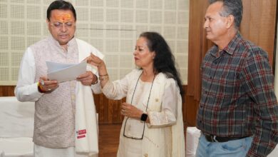 मुख्यमंत्री धामी ने कई जनपदों से आए लोगों की समस्याओं को सुना –  सभी शिकायतों एवं मांगों पर प्राथमिकता के आधार पर करें कार्रवाई 