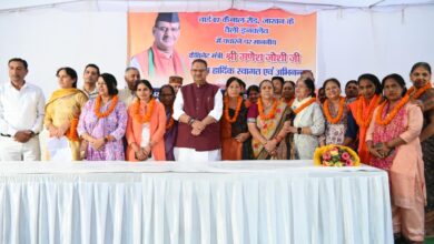वाइन शॉप बंद कराने के लिए आयोजित आभार कार्यक्रम में   कैनाल रोड निवासियों ने किया कैबिनेट मंत्री जोशी का अभिनंदन और स्वागत, कई महिलाओं का किया गया सम्मान