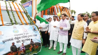 सीएम पुष्कर धामी  ने पशुपालकों, दुग्ध उत्पादकों एवं मत्स्य पालकों के साथ किया संवाद, मत्स्य पालन को बढ़ावा देने के लिए रेफ्रिजरेटेड फिशरीज वैन का भी फ्लैग ऑफ किया