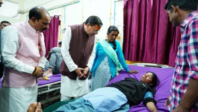 मुख्यमंत्री  धामी ने जिला अस्पताल पिथौरागढ़ पहुंच मरीजों का जाना हालचाल, परिजनों से की मुलाकात, बेहतर स्वास्थ्य सुविधाओं का दिया भरोसा