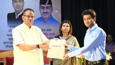 सैनिक कल्याण मंत्री जोशी ने पूर्व सैनिक आश्रितों के लिए आयोजित रोजगार मेले में चयनित लोगों को सौंपे नियुक्ति पत्र
