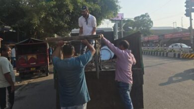 नगर निगम देहरादून ने चलाया अतिक्रमण एवं अवैध वेंडिंग के विरुद्ध अभियान – 10 ठेलियां, चिप्स रैक व इलेक्ट्रॉनिक तराजू जब्त