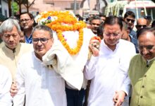 सीएम धामी ने दी  मुख्यमंत्री धामी ने नम आंखों से पूर्व मुख्यमंत्री    खंडूरी के पार्थिव शरीर को कंधा देकर दी अंतिम विदाई , ,निधन को राज्य के लिए अपूरणीय क्षति बताया