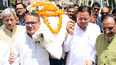 सीएम धामी ने दी  मुख्यमंत्री धामी ने नम आंखों से पूर्व मुख्यमंत्री    खंडूरी के पार्थिव शरीर को कंधा देकर दी अंतिम विदाई , ,निधन को राज्य के लिए अपूरणीय क्षति बताया