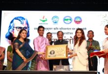 लेखक गांव में  सुमित्रानंदन पंत जयंती पर  साहित्य और संस्कृति का भव्य आयोजन, मशहूर कवि डॉ कुमार विश्वास भी पहुंचे , युवाओं में जगाई साहित्य की लौ ,  कहा -मैं तुम्हें सपने देने आया हूं, बेचने नहीं