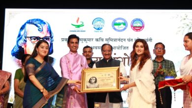 लेखक गांव में  सुमित्रानंदन पंत जयंती पर  साहित्य और संस्कृति का भव्य आयोजन, मशहूर कवि डॉ कुमार विश्वास भी पहुंचे , युवाओं में जगाई साहित्य की लौ ,  कहा -मैं तुम्हें सपने देने आया हूं, बेचने नहीं