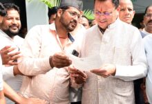 सीएम धामी ने  हल्द्वानी-काठगोदाम  सर्किट हाउस में आम जनता एवं स्थानीय जनप्रतिनिधियों से मुलाकात कर सुनीं उनकी समस्याएं , कहा – जनता को राहत पहुंचाने के लिए  संवेदनशीलता से कार्य करें अधिकारी