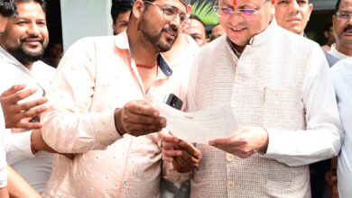 सीएम धामी ने  हल्द्वानी-काठगोदाम  सर्किट हाउस में आम जनता एवं स्थानीय जनप्रतिनिधियों से मुलाकात कर सुनीं उनकी समस्याएं , कहा – जनता को राहत पहुंचाने के लिए  संवेदनशीलता से कार्य करें अधिकारी