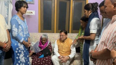 खटीमा में मुख्यमंत्री धामी ने  कई लोगों के आवास पर पहुंचकर  जताई शोक संवेदना, निधन पर जताया दुख