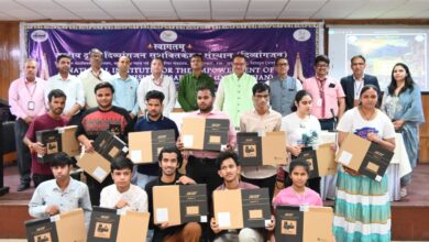 मिलेगी मदद – कैबिनेट मंत्री  जोशी ने एनआईवीएच में उच्च शिक्षा एवं प्रतियोगी परीक्षाओं की तैयारियों के लिए   दृष्टि दिव्यांग छात्रों को वितरित किए लैपटॉप