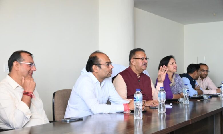 कैबिनेट मंत्री जोशी ने की मसूरी में विभिन्न विभागों के अधिकारियों के साथ की विकास कार्यों की समीक्षा, कहा – मसूरी में पेयजल व्यवस्था, सड़क निर्माण और विकास कार्यों में तेजी लाएं कैबिनेट मंत्री जोशी ने की मसूरी में विभिन्न विभागों के अधिकारियों के साथ की विकास कार्यों की समीक्षा, कहा – मसूरी में पेयजल व्यवस्था, सड़क निर्माण और विकास कार्यों में तेजी लाएं