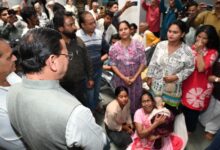सीएम धामी ने किया ऋषिकेश स्थित ट्रांजिट कैंप का  औचक निरीक्षण, यात्रियों के पंजीकरण, स्वास्थ्य जांच, ठहरने की व्यवस्थाओं को  देखा 