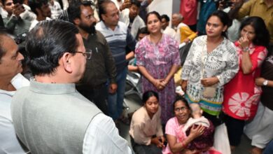 सीएम धामी ने किया ऋषिकेश स्थित ट्रांजिट कैंप का  औचक निरीक्षण, यात्रियों के पंजीकरण, स्वास्थ्य जांच, ठहरने की व्यवस्थाओं को  देखा 
