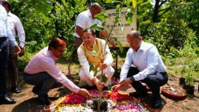 मुख्यमंत्री आवास परिसर में सीएम धामी ने किया 3-बी गार्डन (बी-फ्रेंडली, बटरफ्लाई-फ्रेंडली एवं बर्ड-फ्रेंडली गार्डन ) के निर्माण कार्य का शुभारम्भ