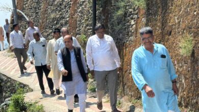 जन हितैषी – यमुनोत्री क्षेत्र के विभिन्न गाँवों का भ्रमण कर मनवीर चौहान ने सुनी जन समस्याएं युवाओं के साथ स्वरोजगार पर की चर्चा