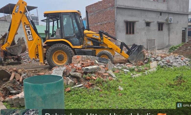 अनाधिकृत कॉलोनियों पर एमडीडीए की पैनी नजर – पित्थुवाला खुर्द में अवैध प्लॉटिंग पर चला प्राधिकरण का बुलडोजर अनाधिकृत कॉलोनियों पर एमडीडीए की पैनी नजर – पित्थुवाला खुर्द में अवैध प्लॉटिंग पर चला प्राधिकरण का बुलडोजर