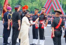 राष्ट्रपति द्रौपदी मुर्मू  आईएमए की पासिंग आउट परेड में हुईं शामिल, युवा सैन्य अधिकारियों से किया भविष्य की चुनौतियों के लिए  तैयार  रहने का आह्वान