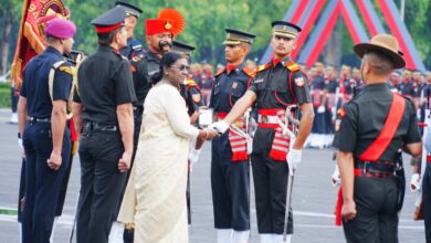 राष्ट्रपति द्रौपदी मुर्मू  आईएमए की पासिंग आउट परेड में हुईं शामिल, युवा सैन्य अधिकारियों से किया भविष्य की चुनौतियों के लिए  तैयार  रहने का आह्वान