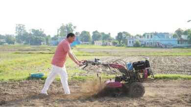 खटीमा में मुख्यमंत्री धामी ने अपने खेत में टिलर चलाकर की खेत की जुताई , खेत में गोबर की प्राकृतिक खाद डालकर पारंपरिक कृषि और जैविक खेती को बढ़ावा देने का दिया संदेश