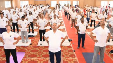 अंतर्राष्ट्रीय योग दिवस पर टाउन हॉल में सामूहिक योगाभ्यास, कैबिनेट मंत्री जोशी ने दिया स्वस्थ जीवन का संदेश