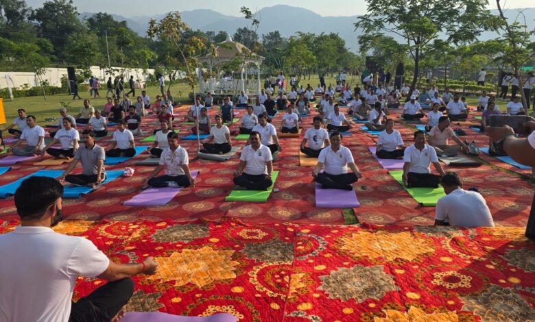 International Yoga Day: योग की छांव में विकास का संकल्प, एमडीडीए सिटी फॉरेस्ट पार्क बना स्वास्थ्य और प्रकृति का महाकुंभ,मुख्य सचिव और VC MDDA तिवारी संग हजारों लोगों ने किया योग,योग-प्राणायाम के साथ स्वस्थ उत्तराखंड का लिया संकल्प International Yoga Day: योग की छांव में विकास का संकल्प, एमडीडीए सिटी फॉरेस्ट पार्क बना स्वास्थ्य और प्रकृति का महाकुंभ,मुख्य सचिव और VC MDDA तिवारी संग हजारों लोगों ने किया योग,योग-प्राणायाम के साथ स्वस्थ उत्तराखंड का लिया संकल्प