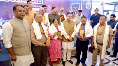 इमरजेंसी के दौरान प्रताड़ना झेलने वाले  लोकतंत्र सेनानियों एवं उनके परिजनों का सीएम धामी ने   किया सम्मान , आपातकाल को बताया  भारतीय लोकतंत्र के इतिहास का एक काला अध्याय