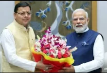 मुख्यमंत्री धामी ने नीति आयोग की बैठक में पीएम मोदी को दिया कुंभ और नंदा राजजात का निमंत्रण