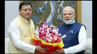 मुख्यमंत्री धामी ने नीति आयोग की बैठक में पीएम मोदी को दिया कुंभ और नंदा राजजात का निमंत्रण