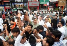 कांग्रेसियों ने किया भाजपा प्रदेश कार्यालय की ओर कूच,हाथों में पार्टी के झंडे और बैनर लिए कार्यकर्ताओं ने केंद्र व राज्य सरकार के खिलाफ जमकर की नारेबाजी 