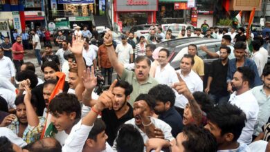 कांग्रेसियों ने किया भाजपा प्रदेश कार्यालय की ओर कूच,हाथों में पार्टी के झंडे और बैनर लिए कार्यकर्ताओं ने केंद्र व राज्य सरकार के खिलाफ जमकर की नारेबाजी 