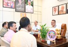 कैबिनेट मंत्री जोशी की दो टूक – बरसात से पहले सड़क निर्माण कार्य पूरे करें, अधिकारियों से कहा – लापरवाही पर  बदलें ठेकेदार
